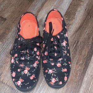 black floral tom’s